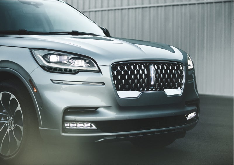 The available adaptive pixel LED headlamps of the 2023 Lincoln Aviator® SUV activated | Vision Lincoln in Wahpeton ND