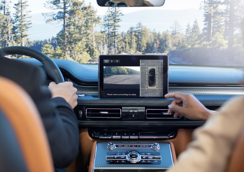 The available 360-Degree Camera shows a bird's-eye view of a Lincoln Aviator® SUV | Vision Lincoln in Wahpeton ND