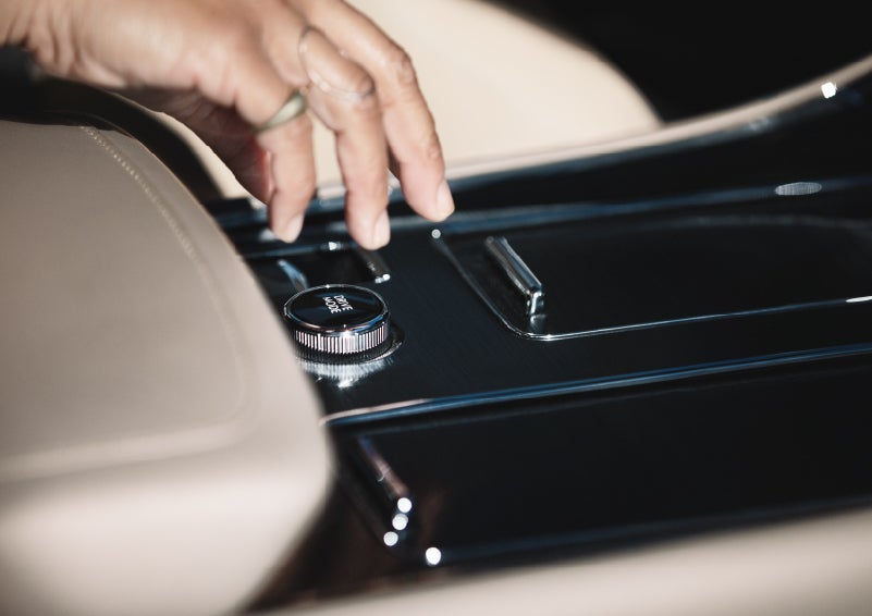 A hand reaching for the Lincoln Drive Modes knob of a 2024 Lincoln Aviator® SUV | Vision Lincoln in Wahpeton ND