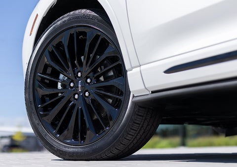 The stylish blacked-out 20-inch wheels from the available Jet Appearance Package are shown. | Vision Lincoln in Wahpeton ND